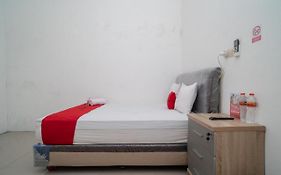 RedDoorz near RS Mitra Keluarga Waru